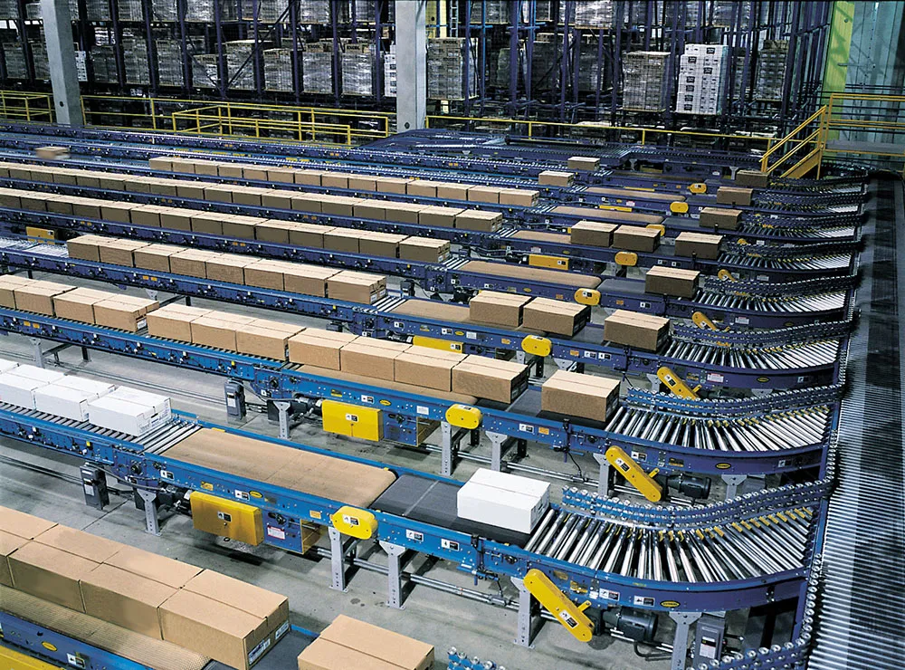 Dây chuyền băng tải và robot hiện đại trong kho tự động